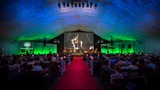 Ogrody Muzyczne zdjęcie promocyjne. Koncert pod namiotem. Telebim na głównym planie