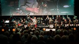 Orkiestra podczas koncertu pod namiotem festiwalowym