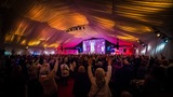 Publiczność podczas koncertu pod namiotem festiwalowym