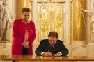 Prof. Andrzej Rottermund, przewodniczący zarządu Fundacji, były dyrektor Zamku Królewskiego w Warszawie składający podpis na dokumencie.