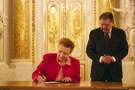Prof. Małgorzata Omilanowska-Kiljańczyk, dyrektorka Zamku Królewskiego w Warszawie, podczas składania podpisu.