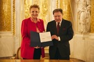 Prof. Małgorzata Omilanowska-Kiljańczyk, dyrektorka Zamku Królewskiego w Warszawie, oraz prof. Andrzej Rottermund, przewodniczący zarządu Fundacji, były dyrektor Zamku Królewskiego w Warszawie prezentujący podpisany akt darowizny.