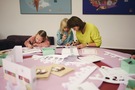 Mama z dzieckiem podczas zajęć plastycznych