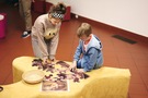 Dwoje dzieci układających duże puzzle