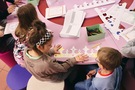 Dzieci wykonujące prace plastyczne