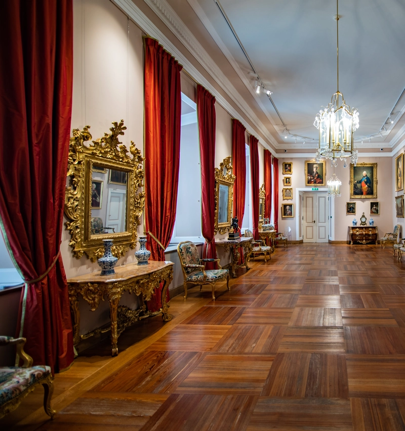 Galeria Wettynów to pomieszczenie urządzone na wzór królewskich pomieszczeń z pierwszej połowy XVIII wieku.