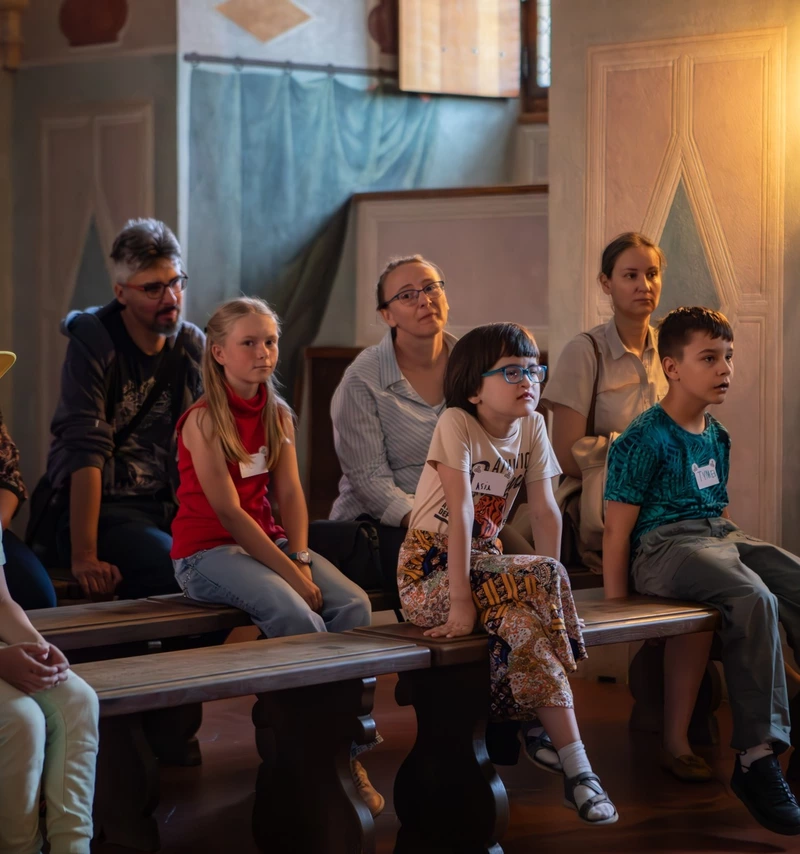 Edukator oprowadzający grupę dzieci po ekspozycji stałej